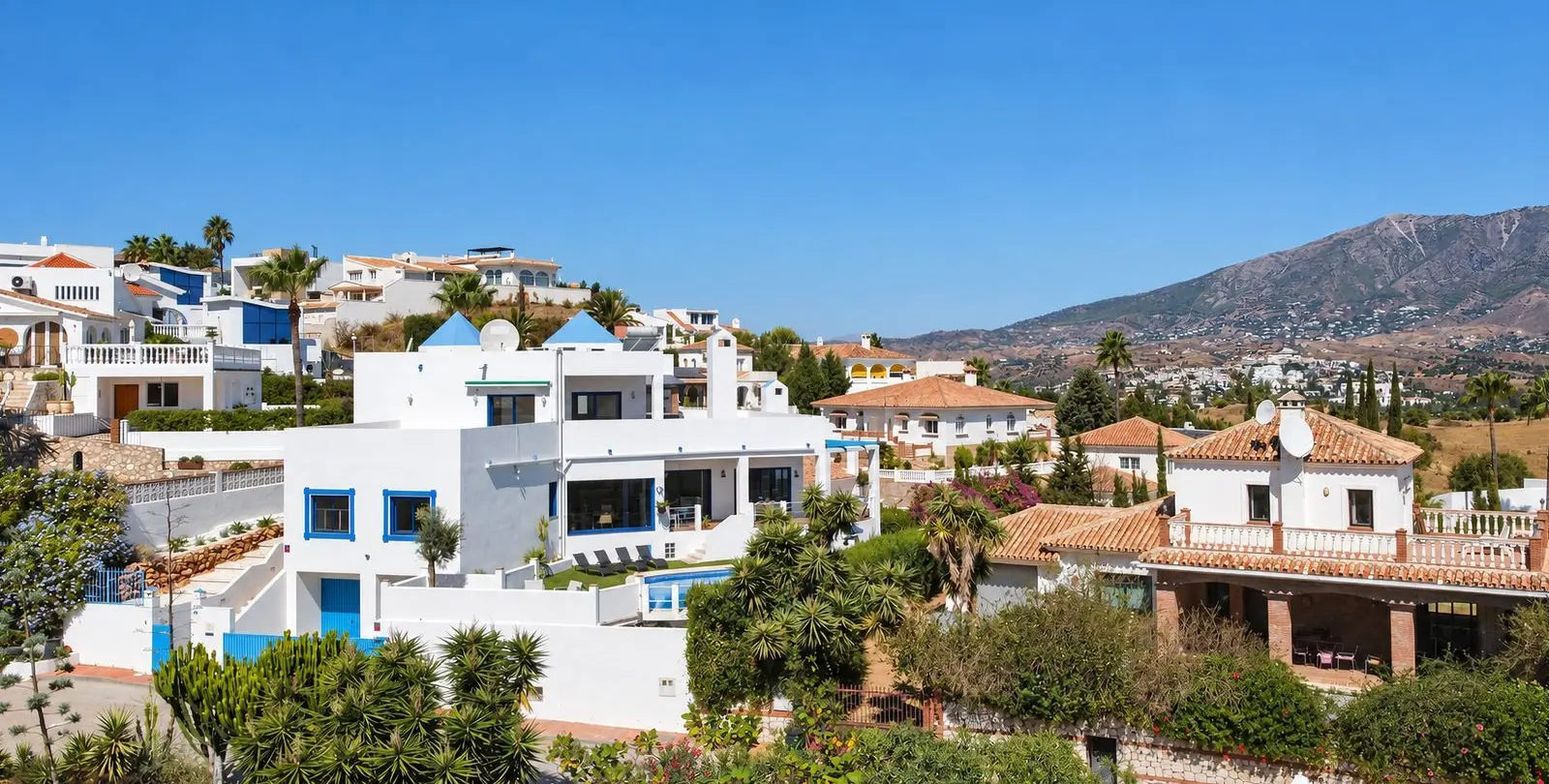Sale of detached villa in Cerros del Aguila 82