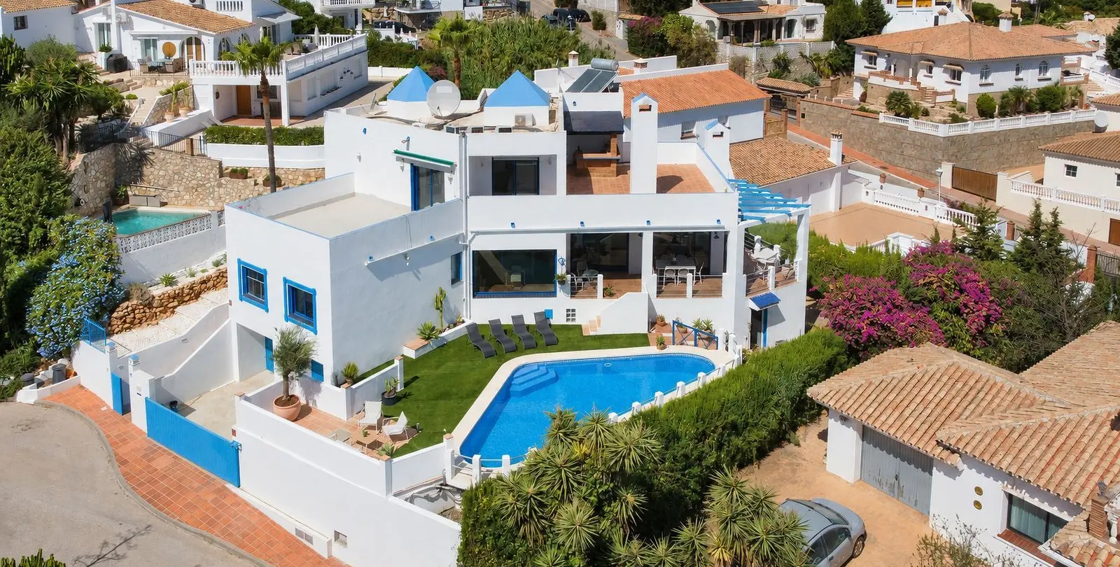 Sale of detached villa in Cerros del Aguila 83
