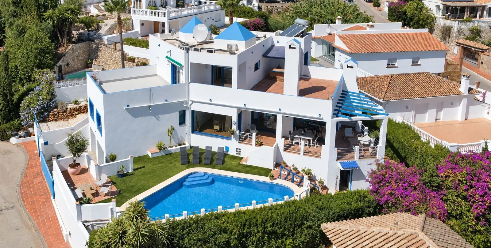 Sale of detached villa in Cerros del Aguila 85