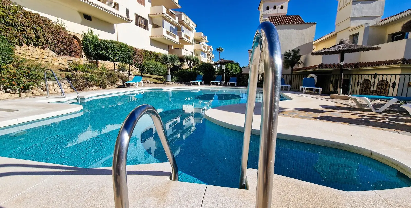 Sale of middle floor apartment in La Duquesa 2
