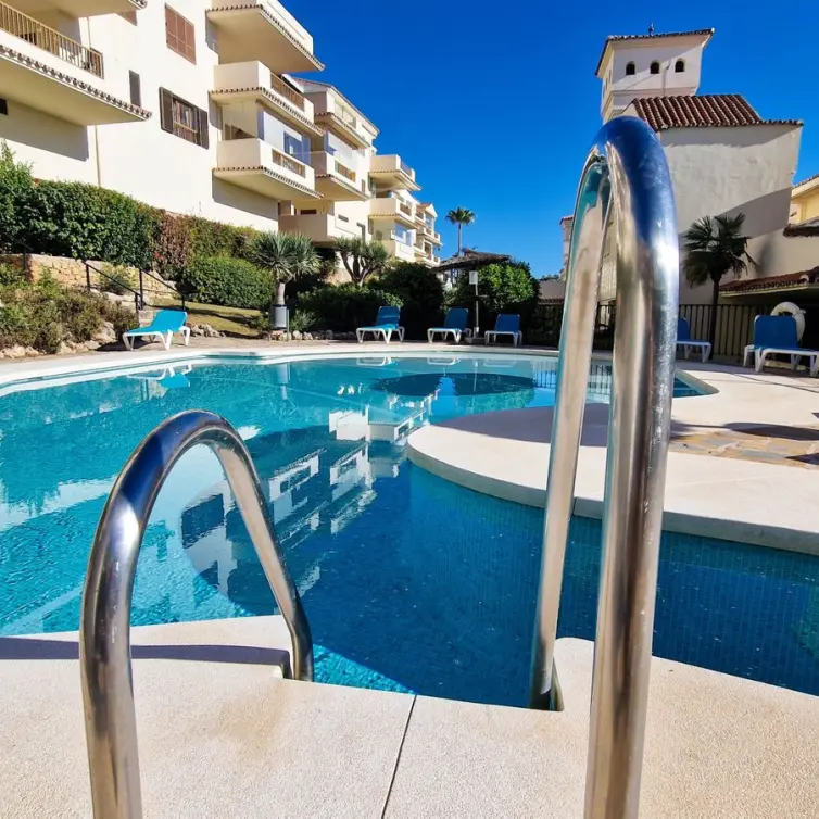 Sale of middle floor apartment in La Duquesa
