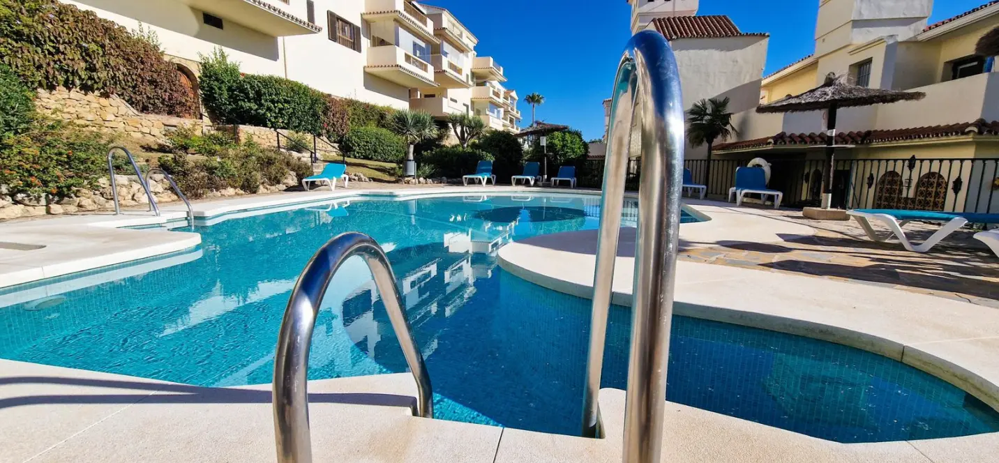 Sale of middle floor apartment in La Duquesa 1
