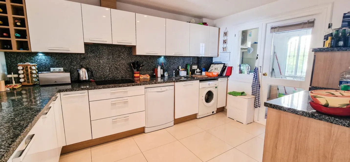 Sale of middle floor apartment in La Duquesa 2