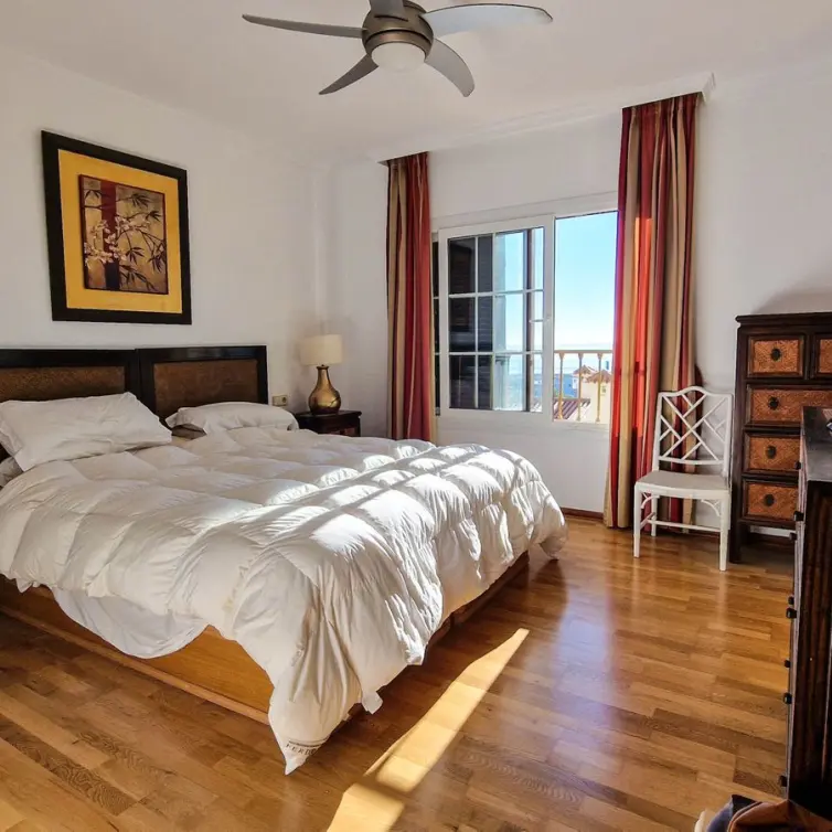 Sale of middle floor apartment in La Duquesa