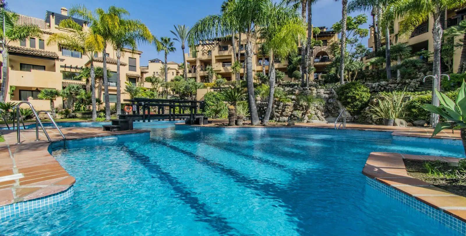 Sale of middle floor apartment in Atalaya 4