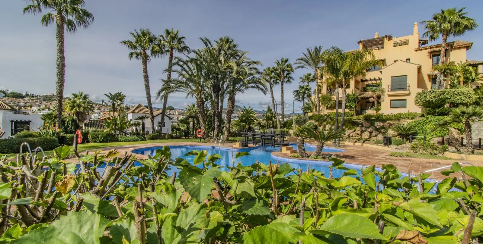 Sale of middle floor apartment in Atalaya 8