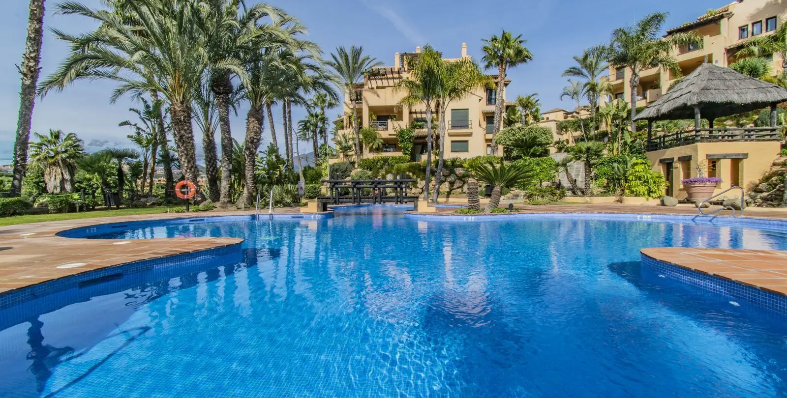 Sale of middle floor apartment in Atalaya 10