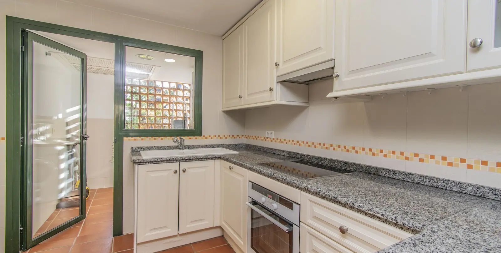Sale of middle floor apartment in Atalaya 11