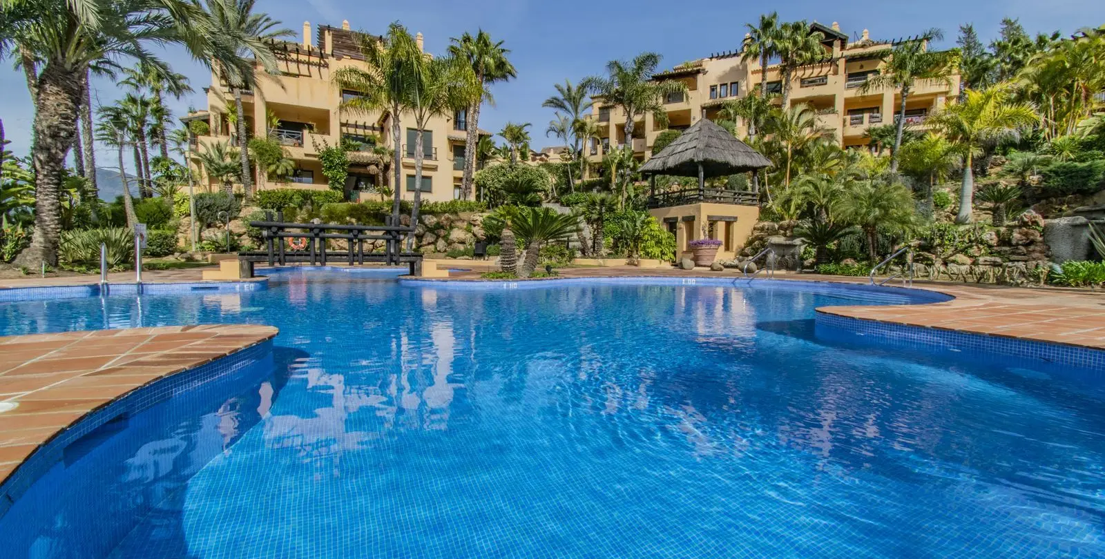 Sale of middle floor apartment in Atalaya 15
