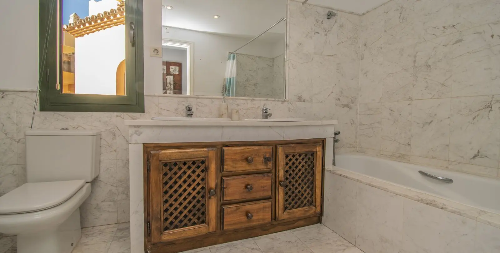 Sale of middle floor apartment in Atalaya 16