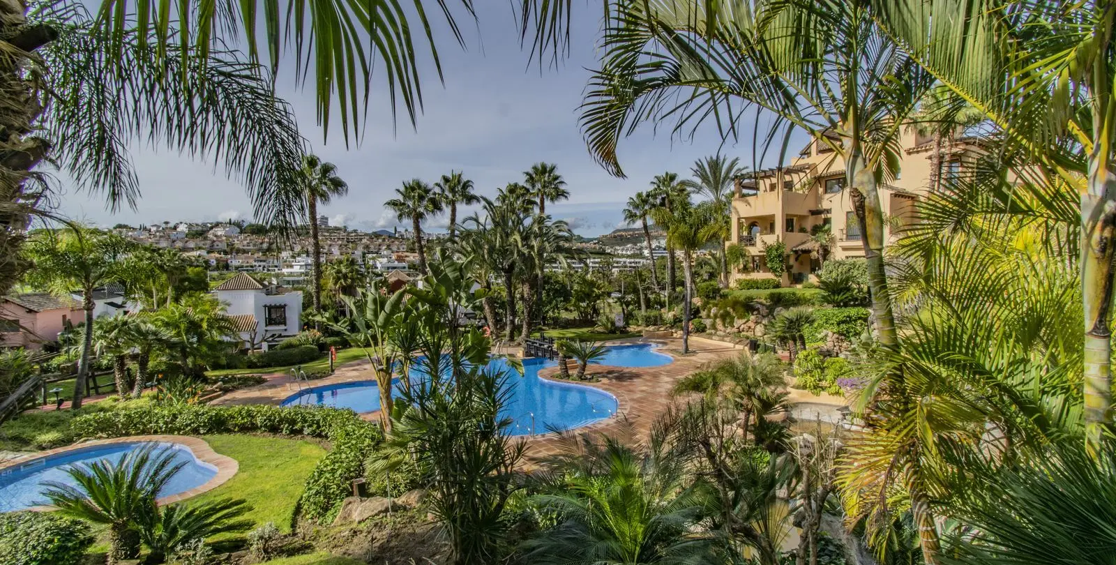 Sale of middle floor apartment in Atalaya 21