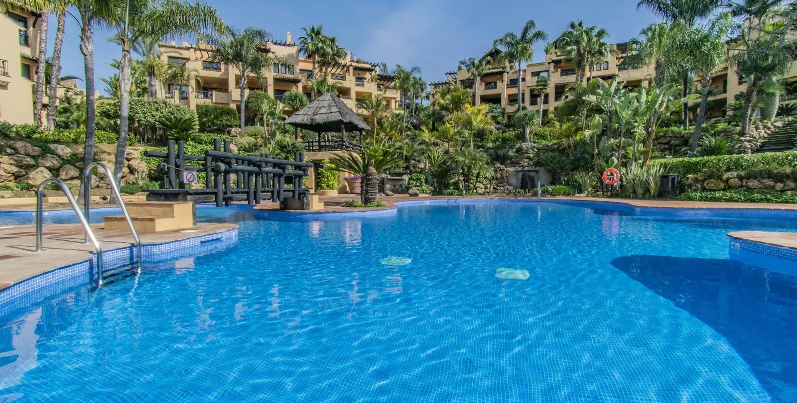 Sale of middle floor apartment in Atalaya 22