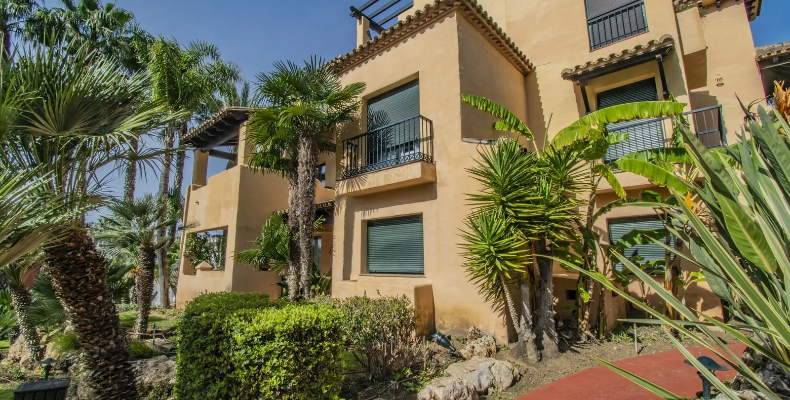Sale of middle floor apartment in Atalaya 23