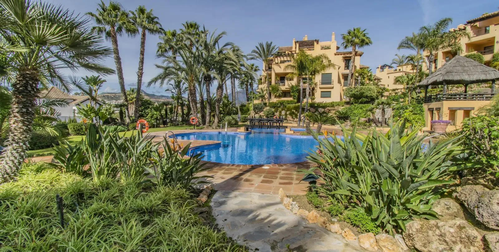 Sale of middle floor apartment in Atalaya 24