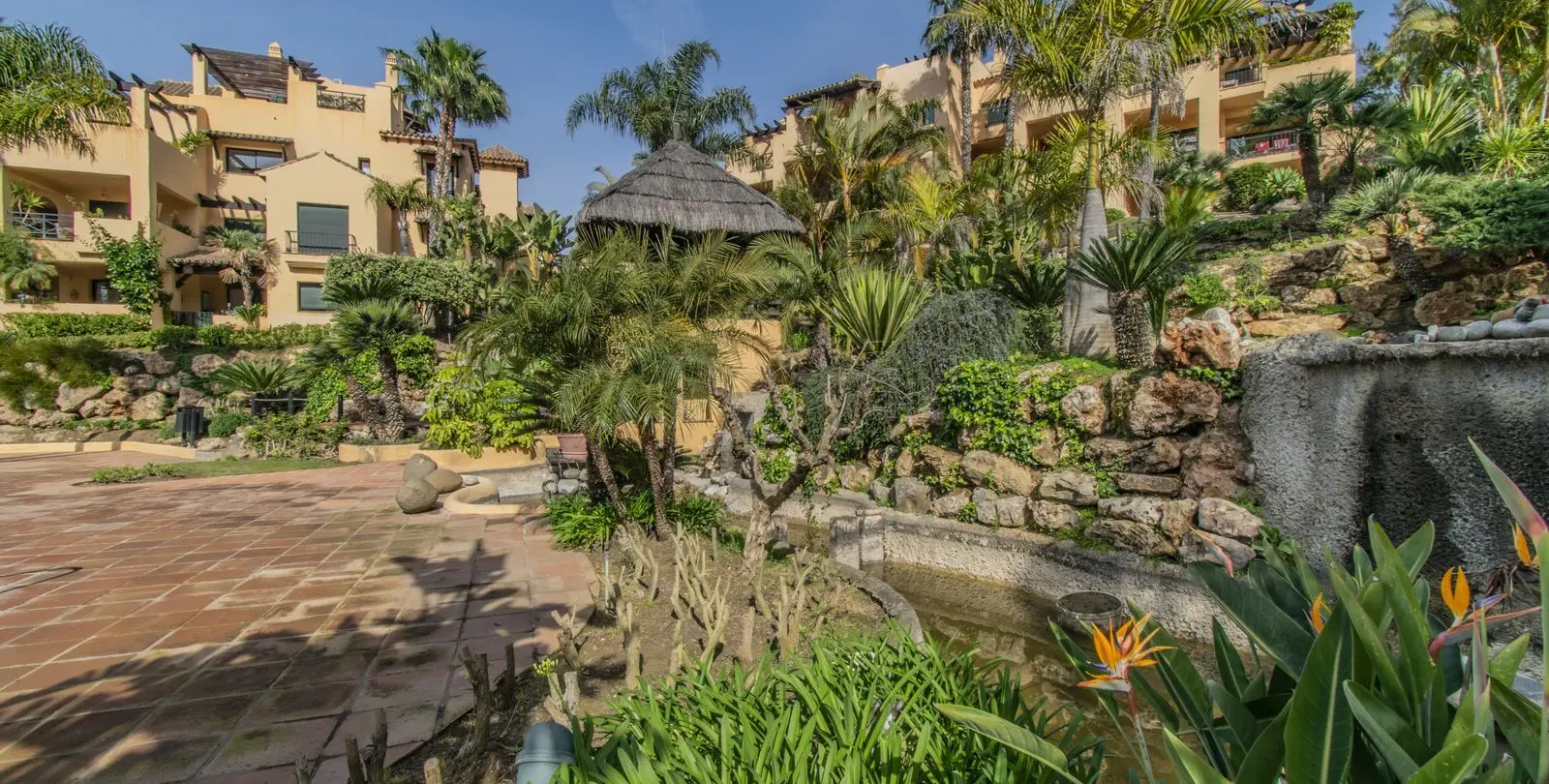 Sale of middle floor apartment in Atalaya 25