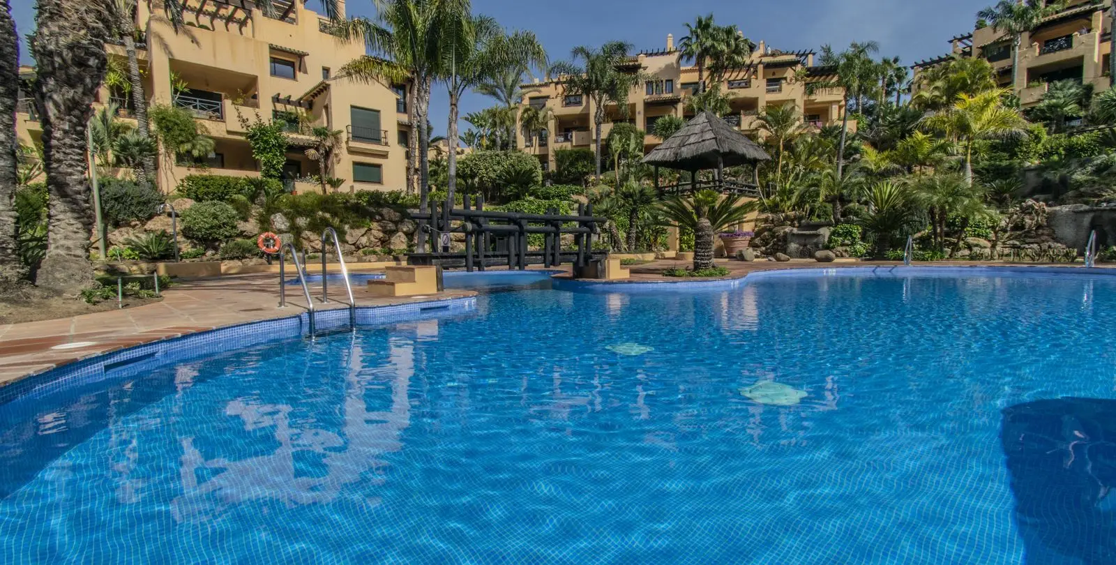 Sale of middle floor apartment in Atalaya 26