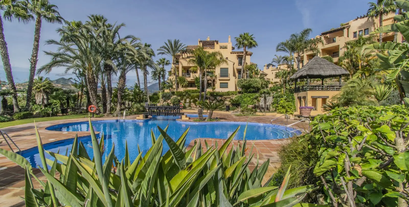 Sale of middle floor apartment in Atalaya 27
