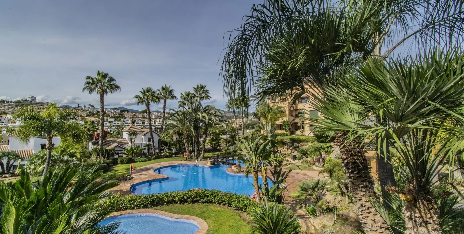 Sale of middle floor apartment in Atalaya 28