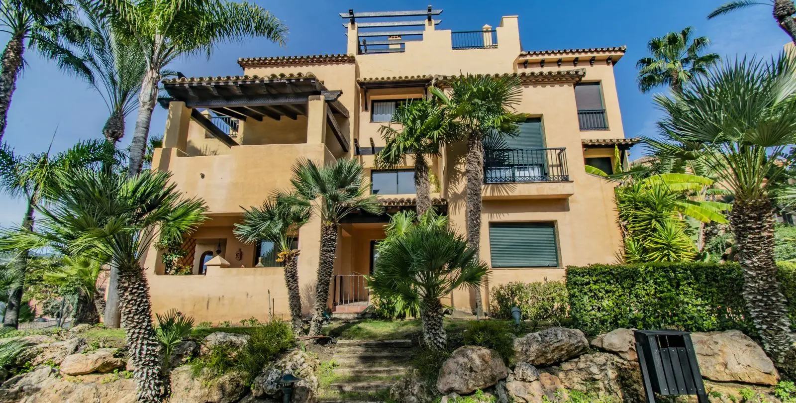 Sale of middle floor apartment in Atalaya 31