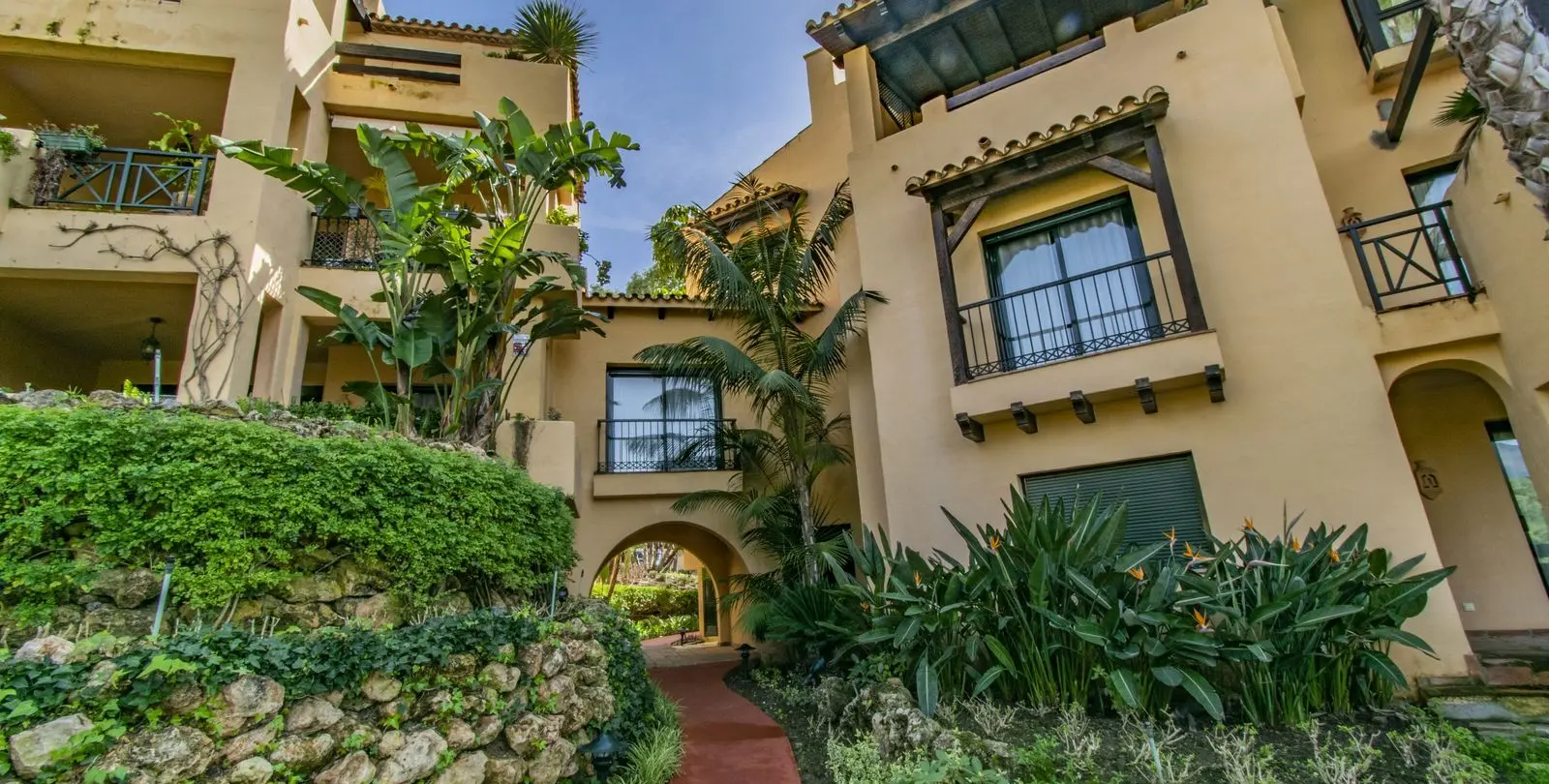 Sale of middle floor apartment in Atalaya 32