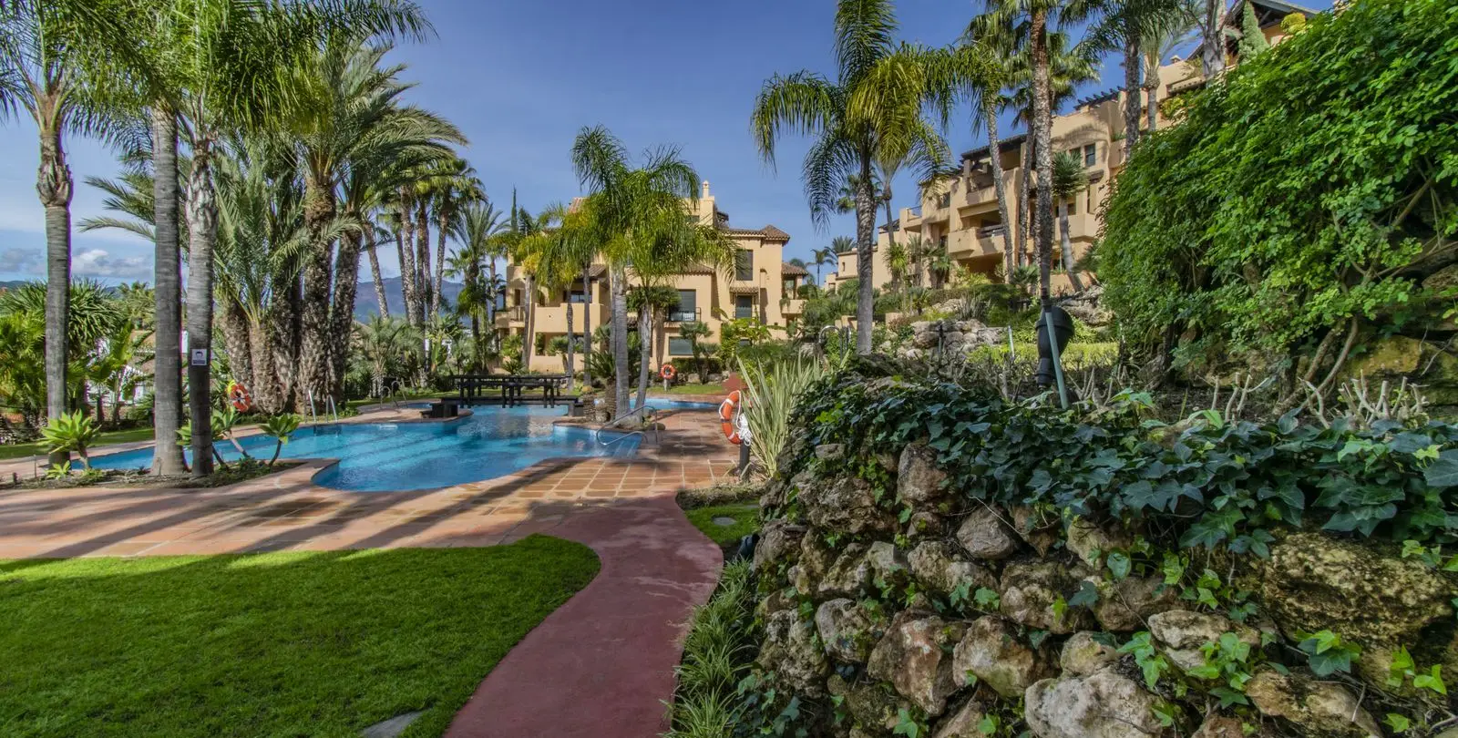 Sale of middle floor apartment in Atalaya 33