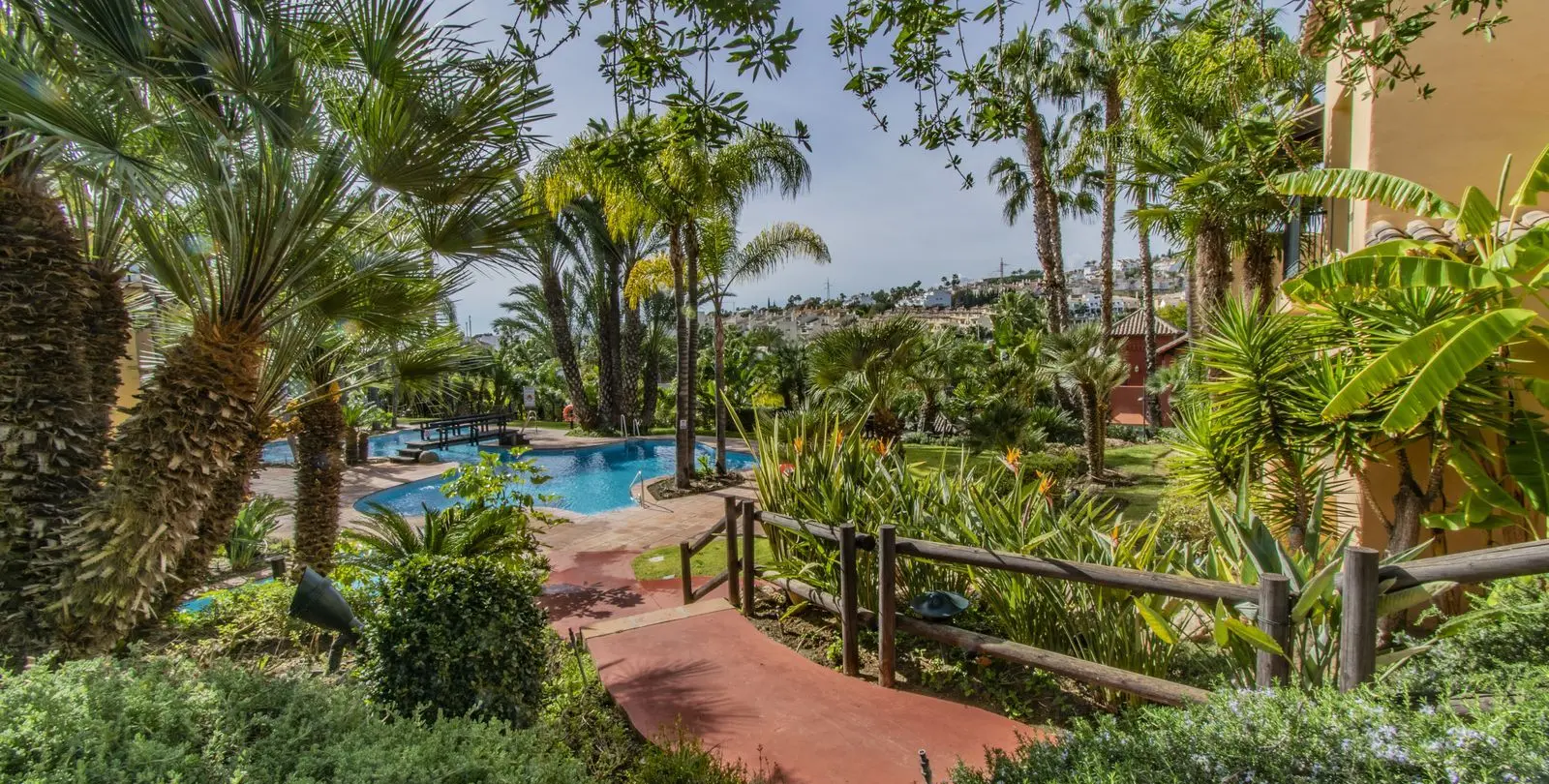 Sale of middle floor apartment in Atalaya 34