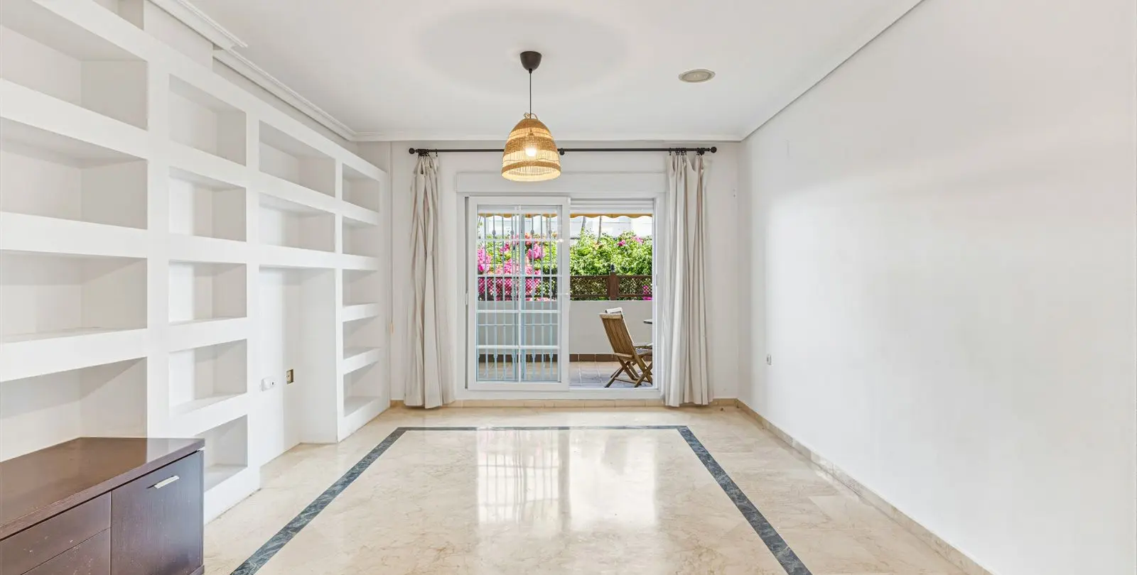 Sale of ground floor apartment in The Golden Mile 3