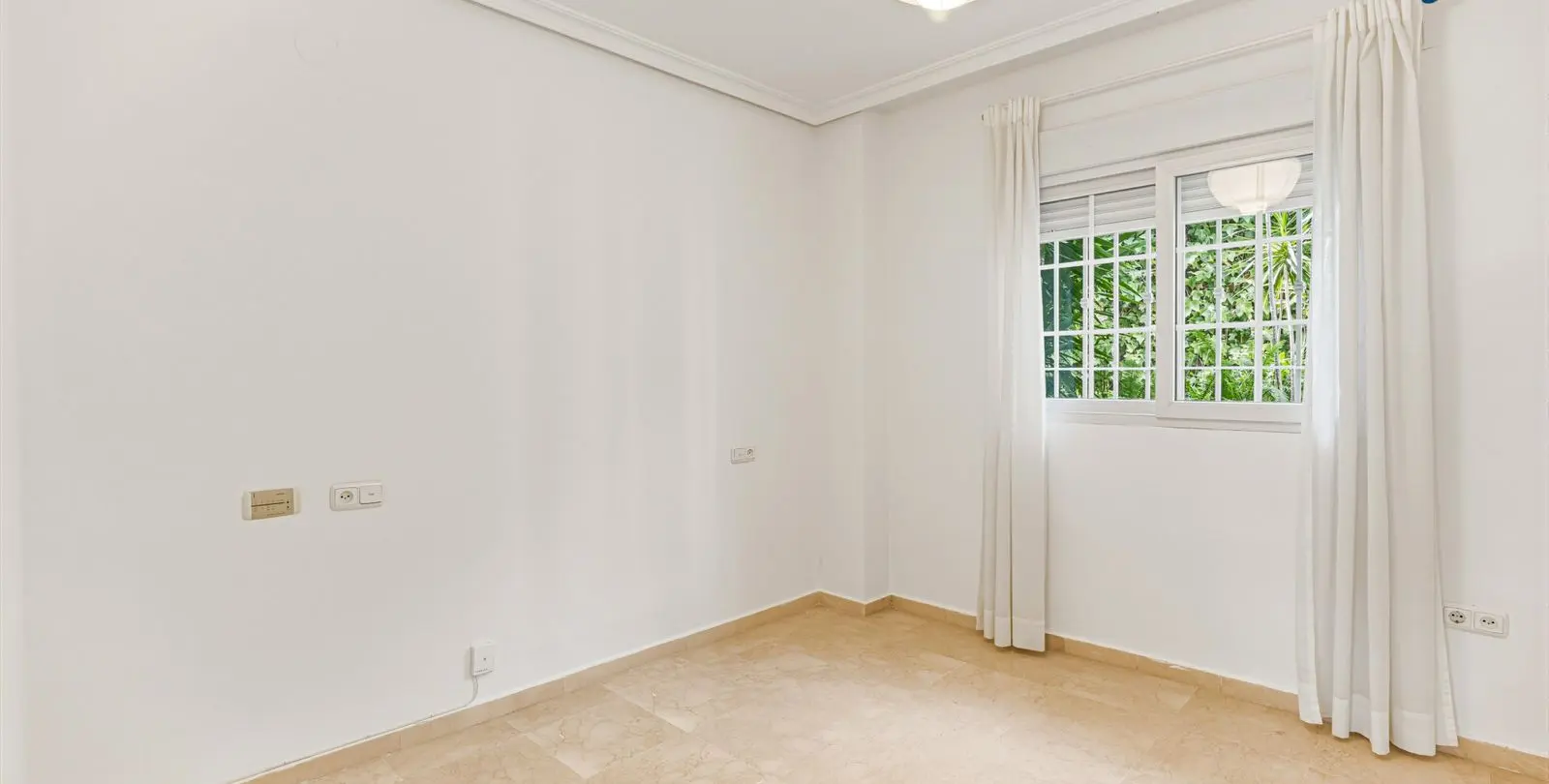Sale of ground floor apartment in The Golden Mile 6