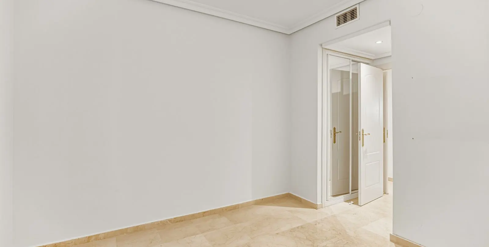 Sale of ground floor apartment in The Golden Mile 9