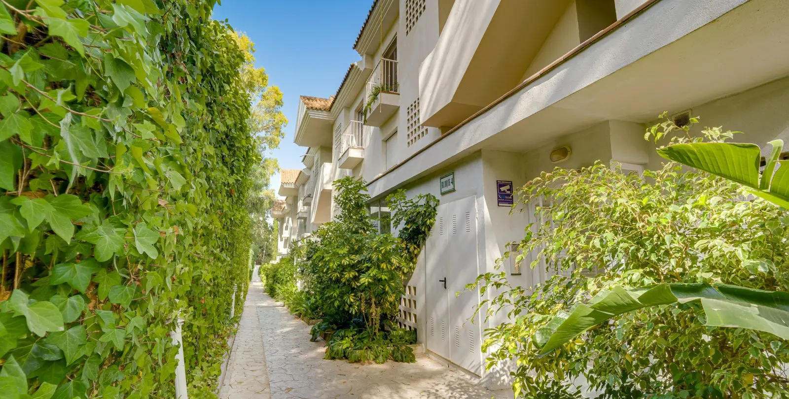 Sale of ground floor apartment in The Golden Mile 11