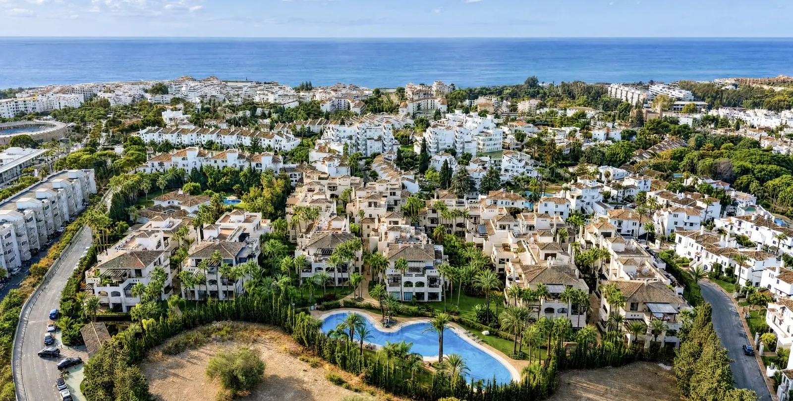 Sale of middle floor apartment in Puerto Banús 1