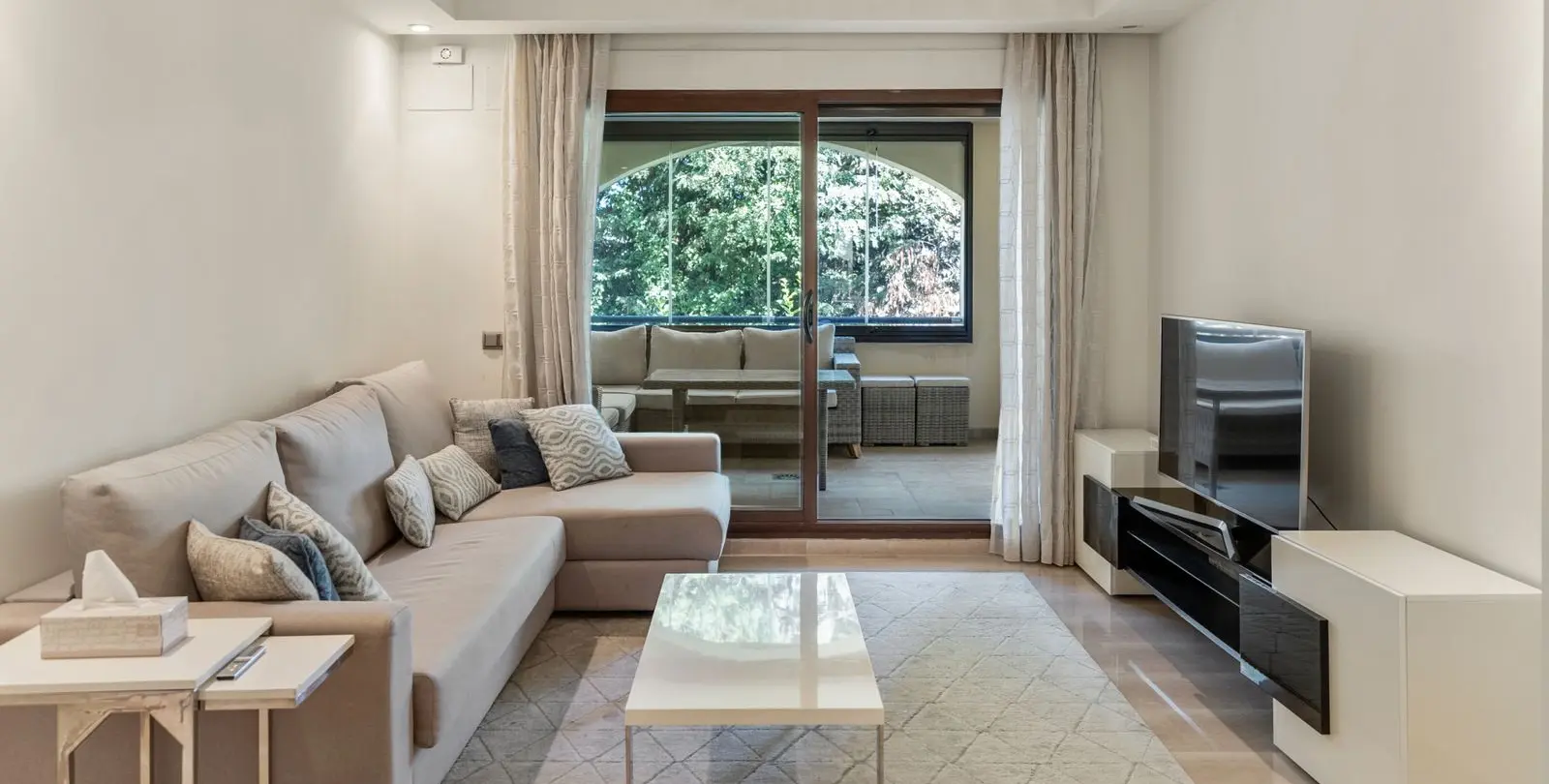 Sale of middle floor apartment in Puerto Banús 2