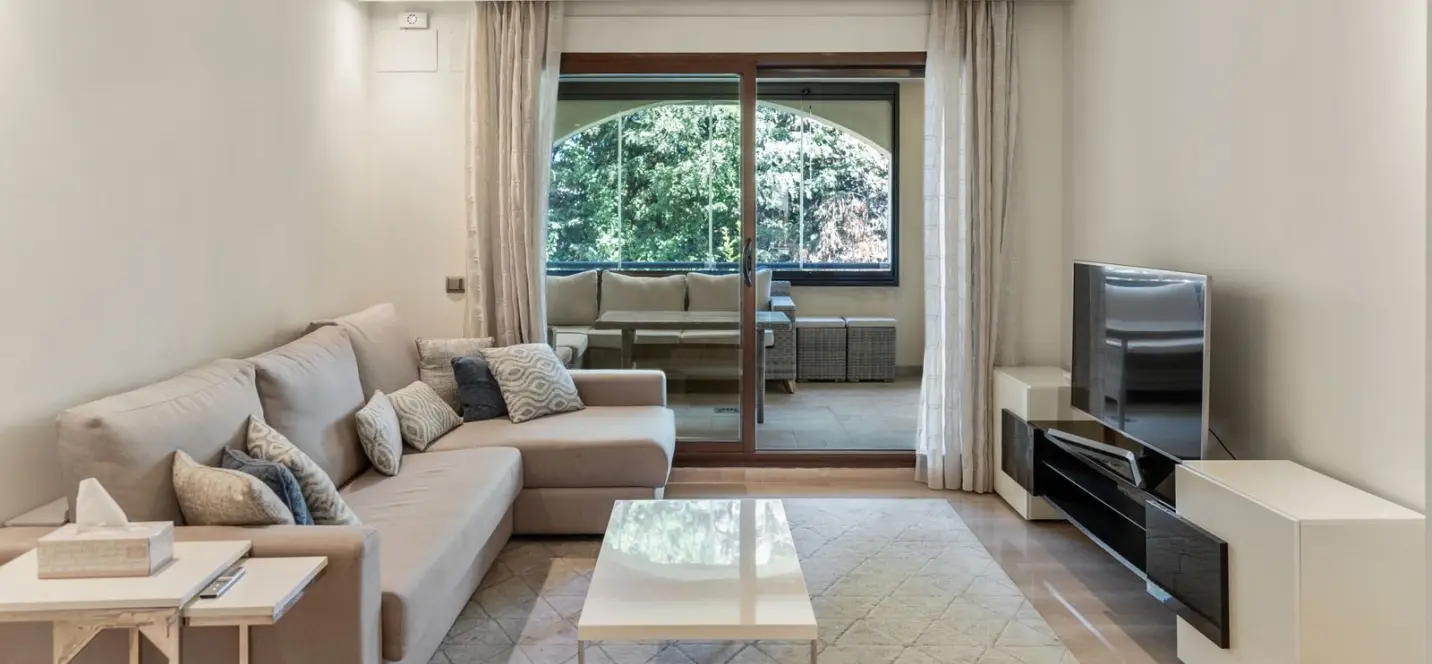 Venta de apartamento en planta media en Puerto Banús 1