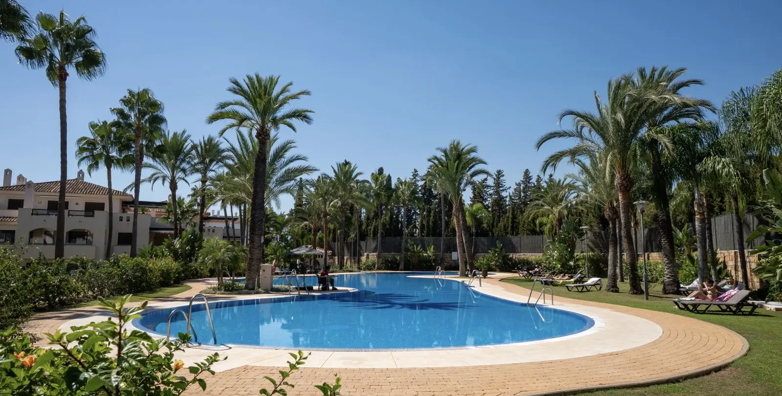 Sale of middle floor apartment in Puerto Banús 3