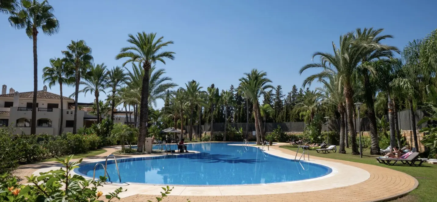 Venta de apartamento en planta media en Puerto Banús 2