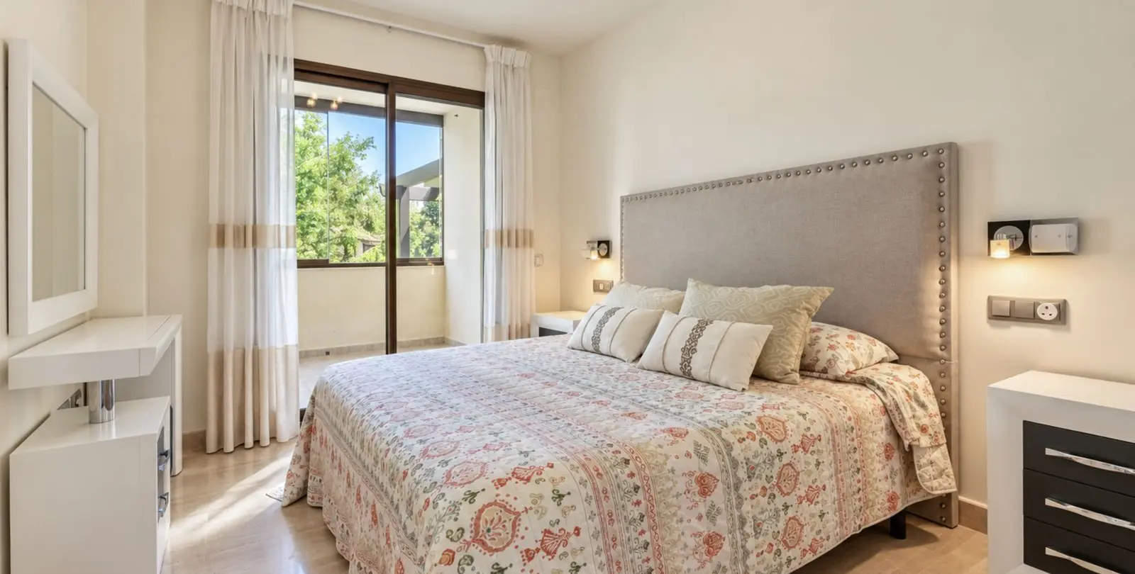 Sale of middle floor apartment in Puerto Banús 4