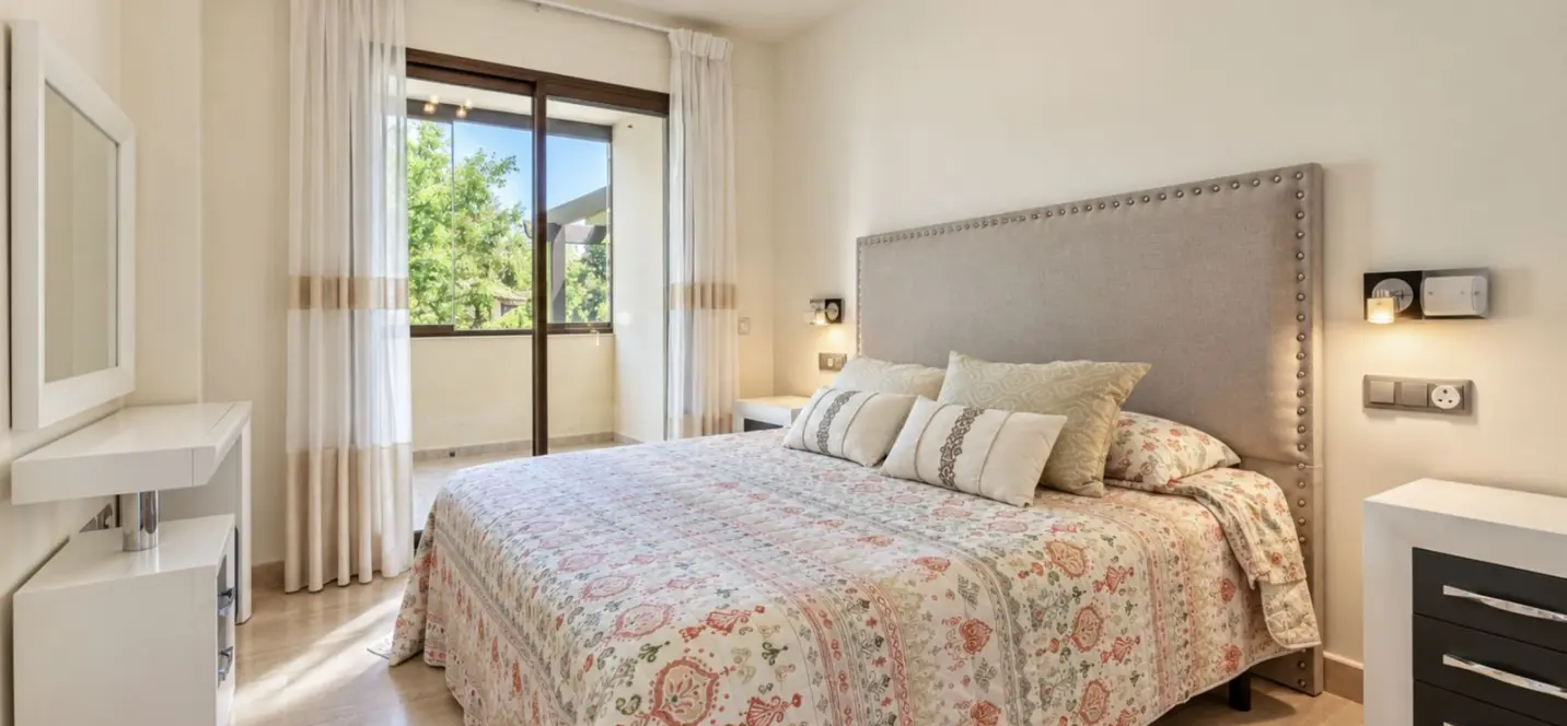 Venta de apartamento en planta media en Puerto Banús 3