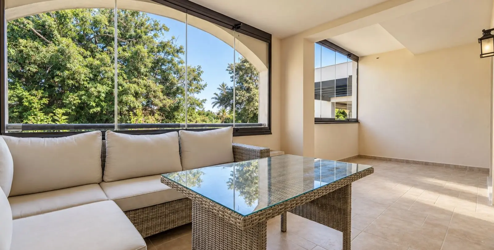 Sale of middle floor apartment in Puerto Banús 5