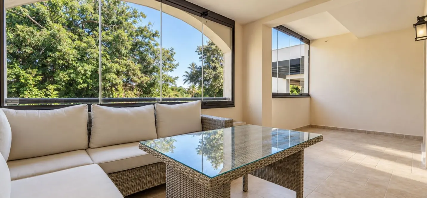 Venta de apartamento en planta media en Puerto Banús 4