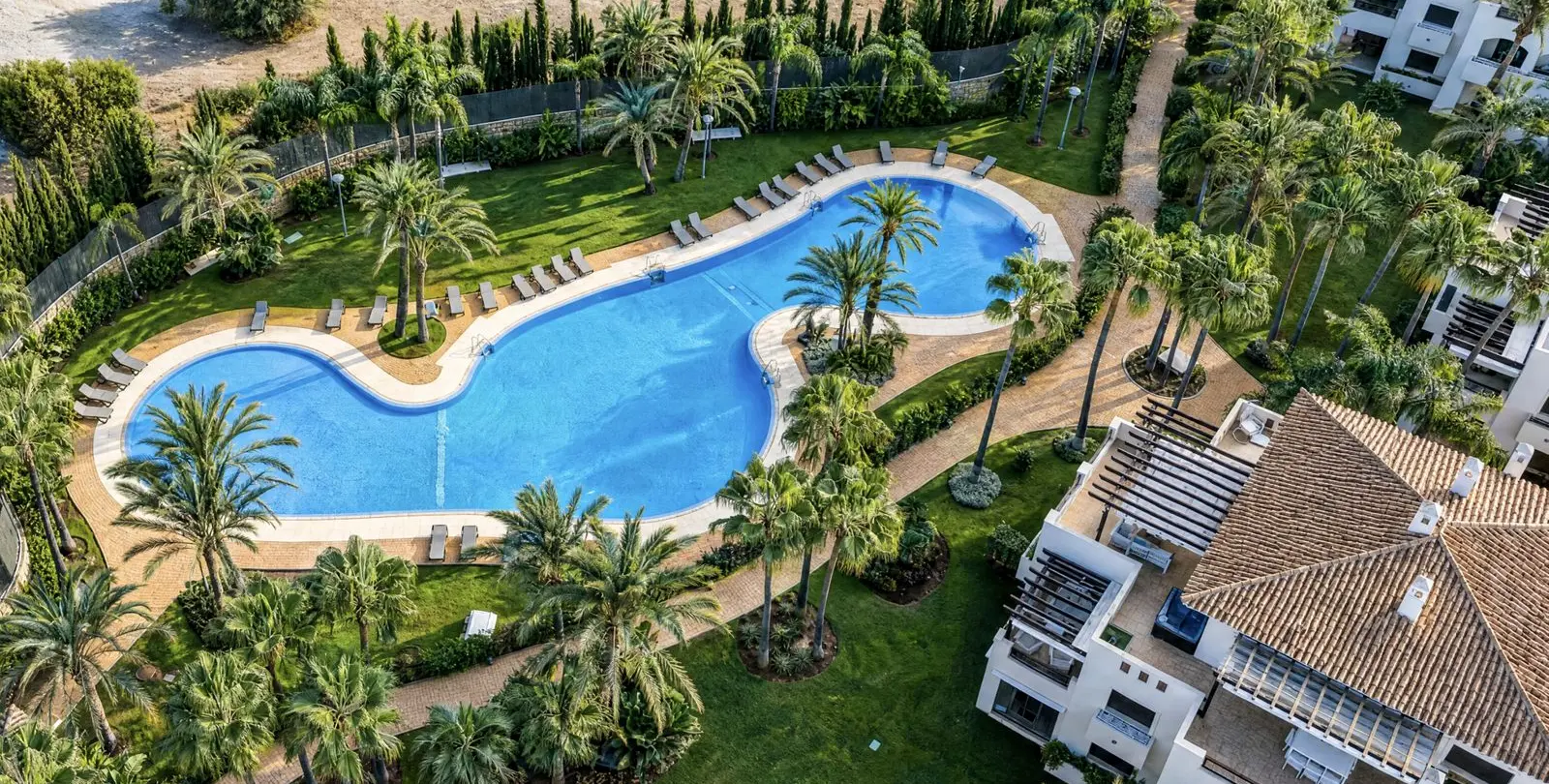 Sale of middle floor apartment in Puerto Banús 6
