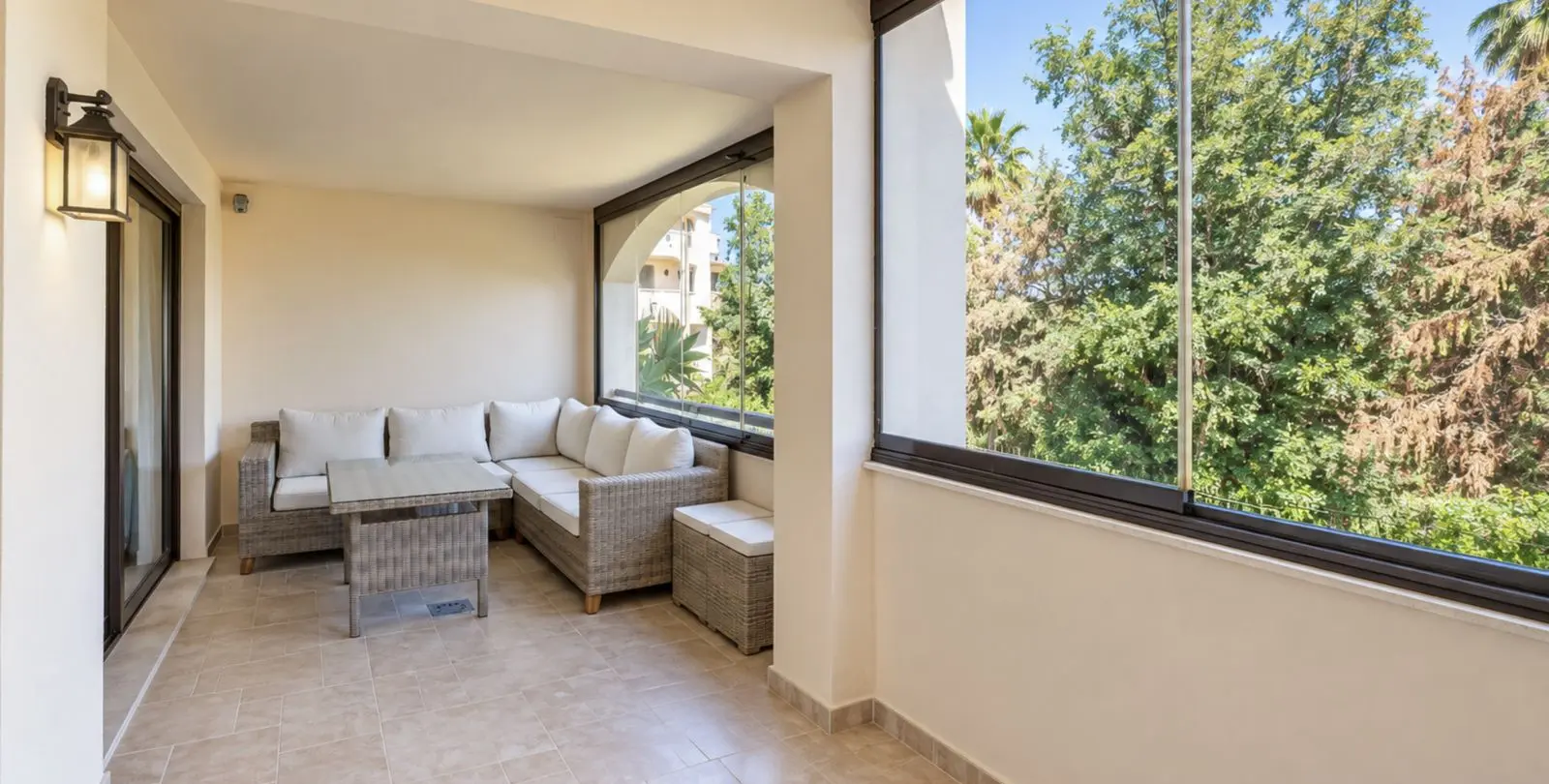 Sale of middle floor apartment in Puerto Banús 7