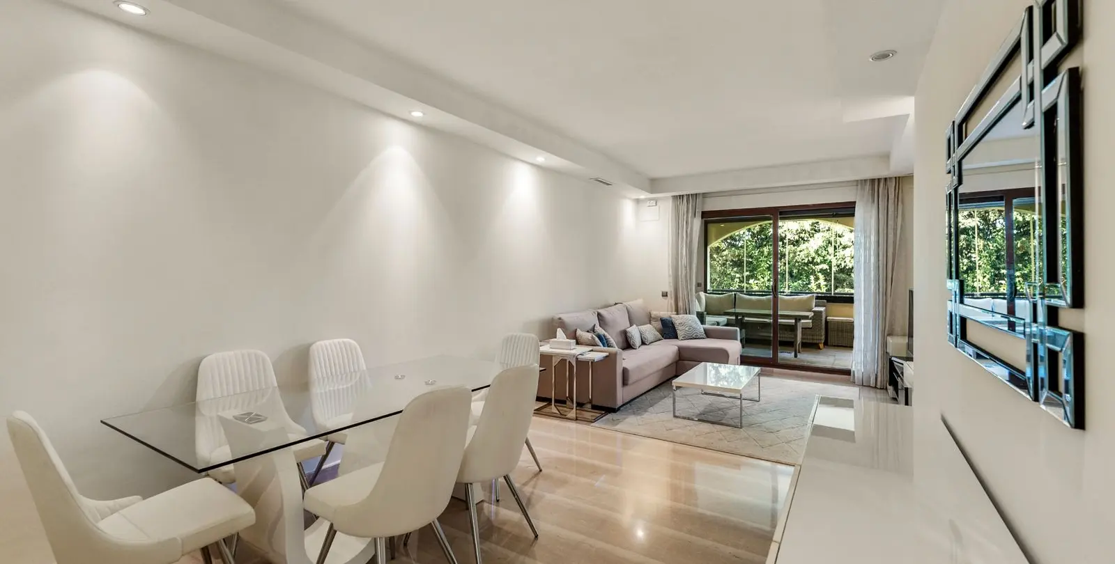 Sale of middle floor apartment in Puerto Banús 8