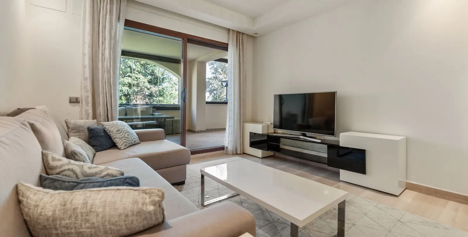Sale of middle floor apartment in Puerto Banús 9