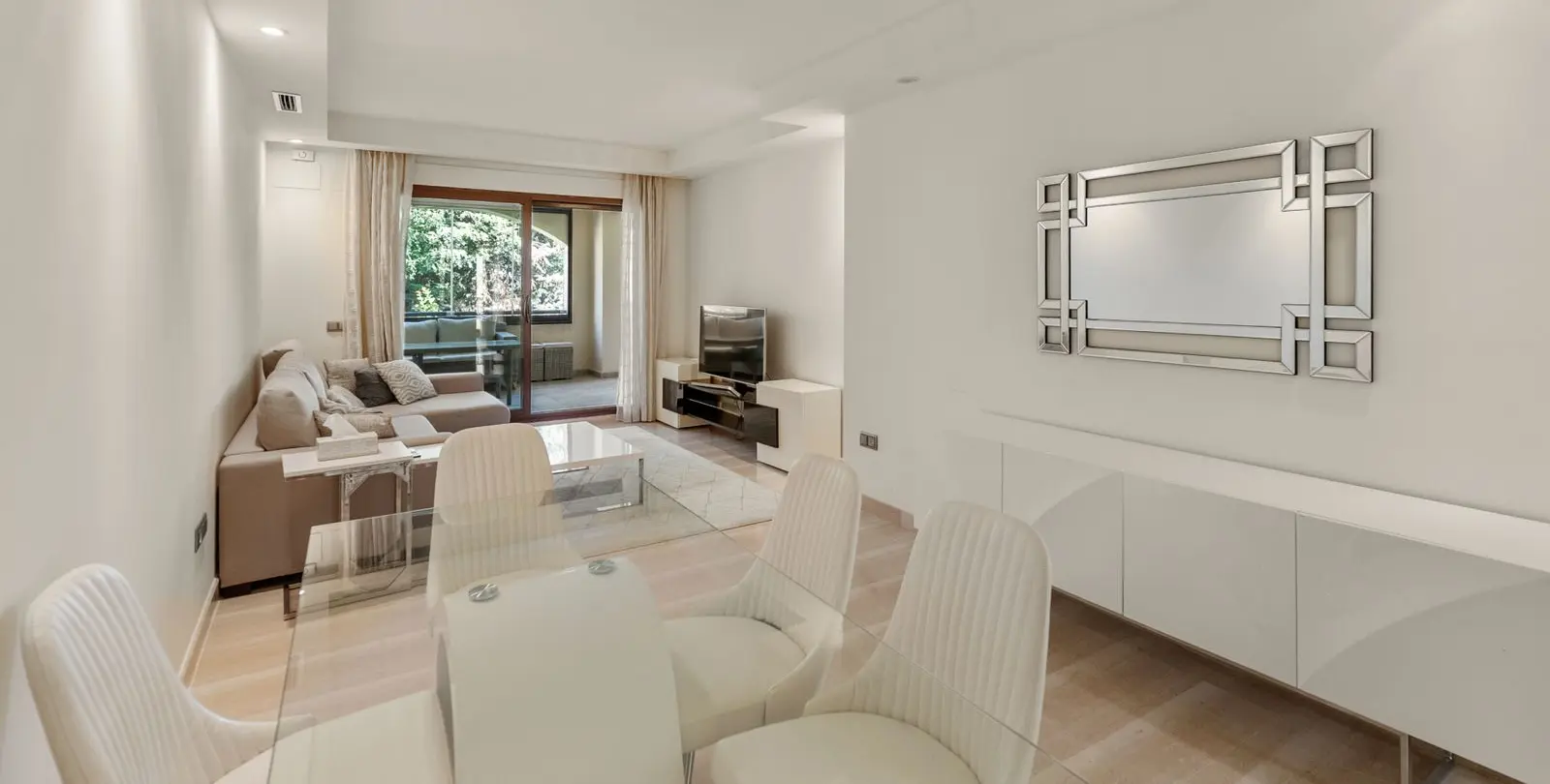 Sale of middle floor apartment in Puerto Banús 10