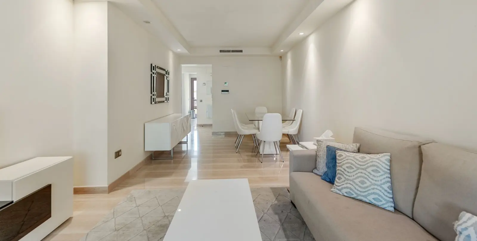 Sale of middle floor apartment in Puerto Banús 11