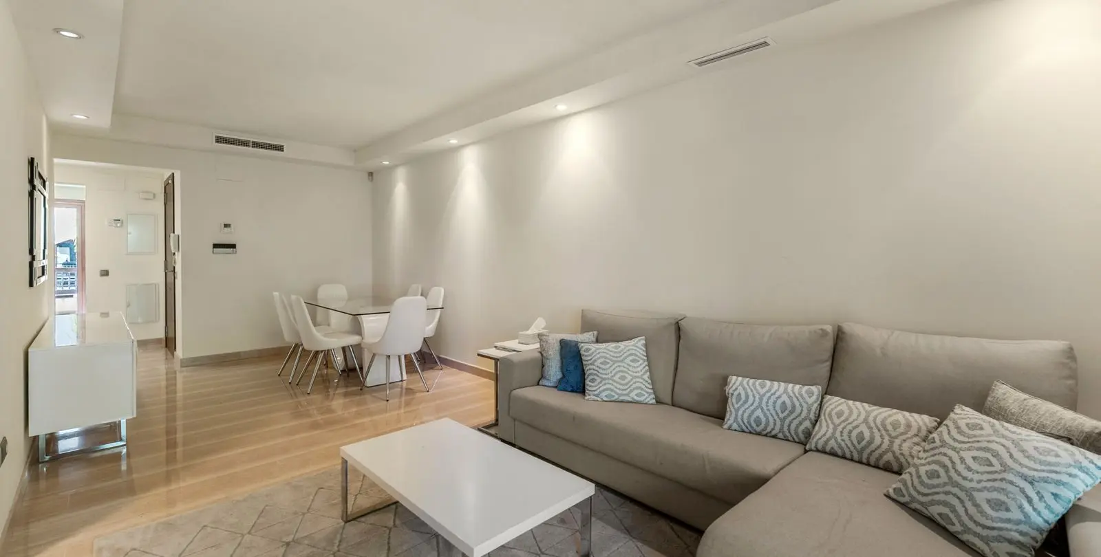 Sale of middle floor apartment in Puerto Banús 12
