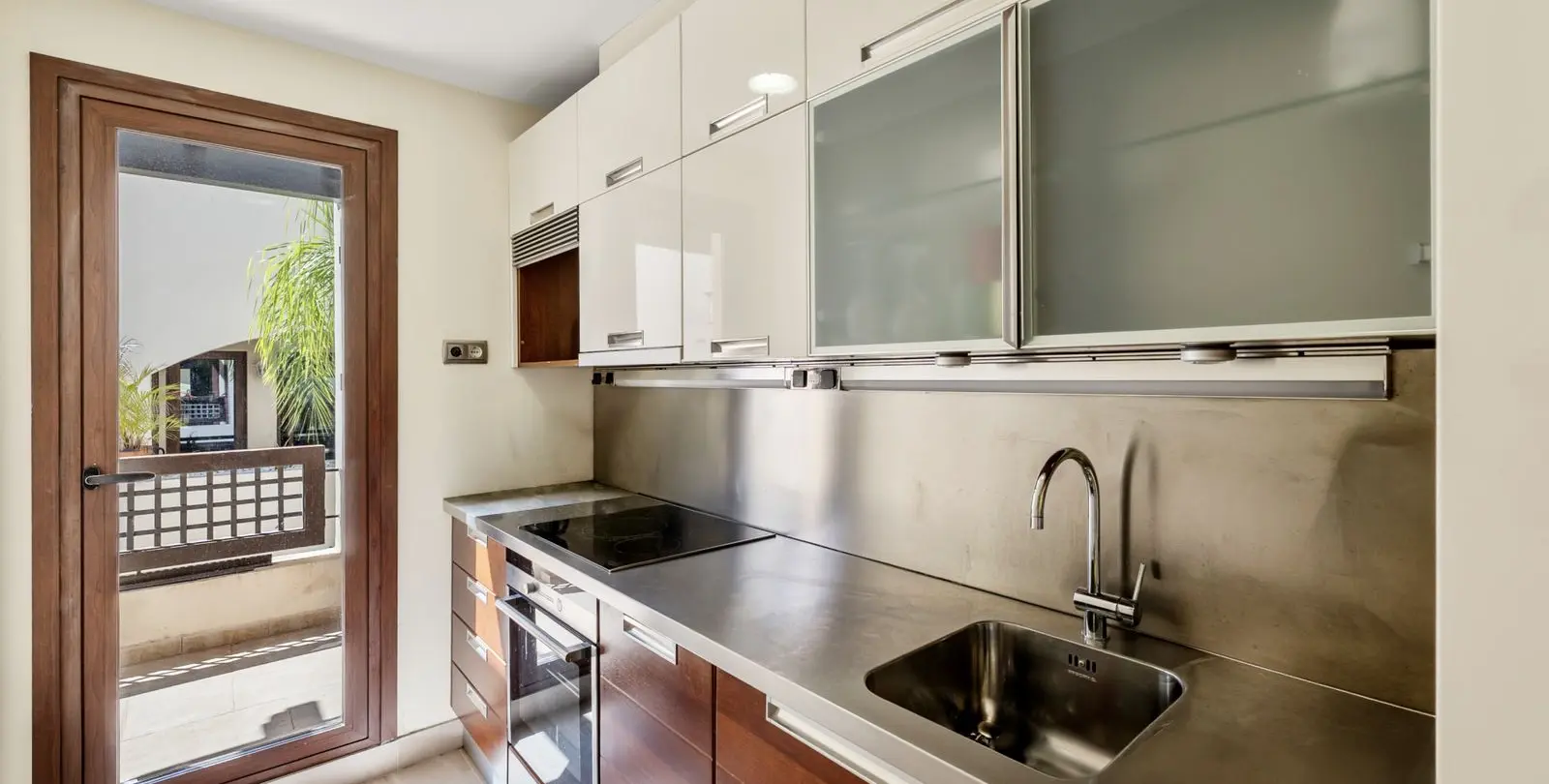 Sale of middle floor apartment in Puerto Banús 13