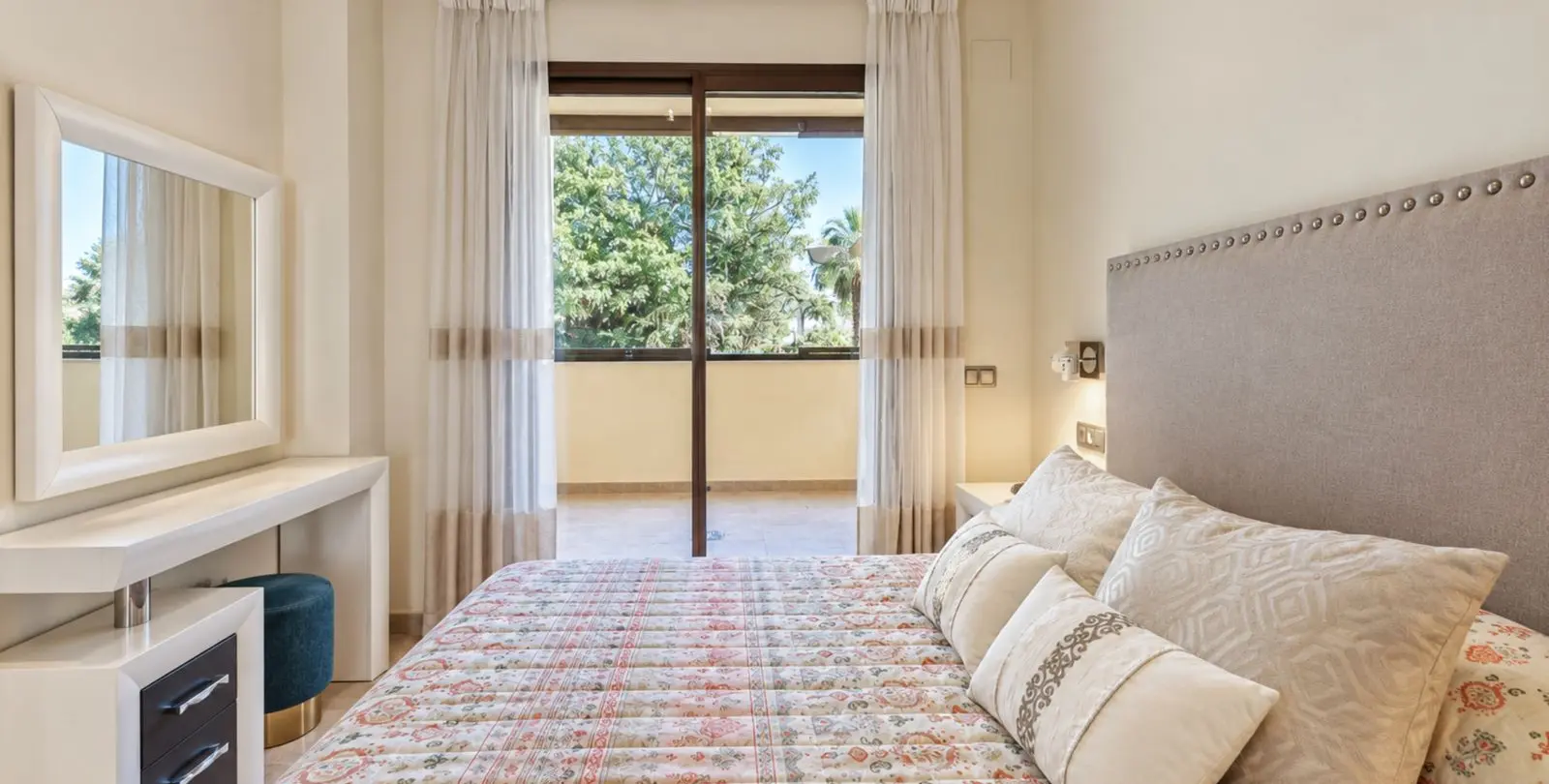 Sale of middle floor apartment in Puerto Banús 15