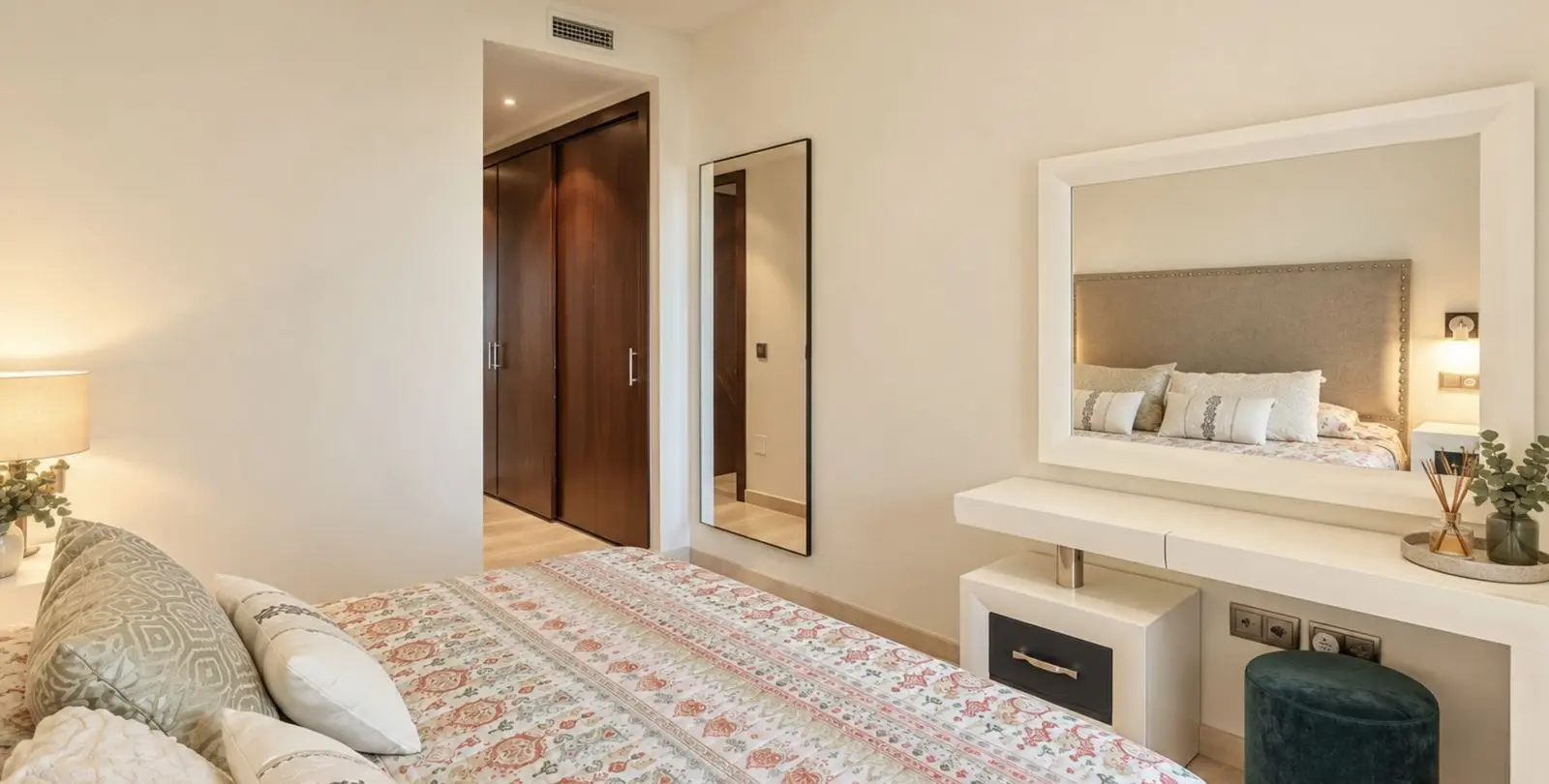 Sale of middle floor apartment in Puerto Banús 17