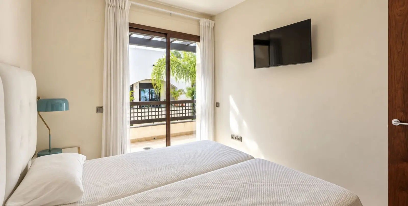 Sale of middle floor apartment in Puerto Banús 19